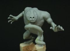 Sculpture d'un monstre grenouille d'après Hellboy de Mignola