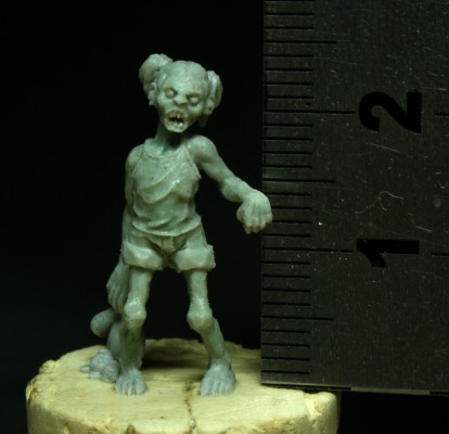 Zombie Kid #2, 24mm de haut, 21mm aux yeux (échelle 32mm)